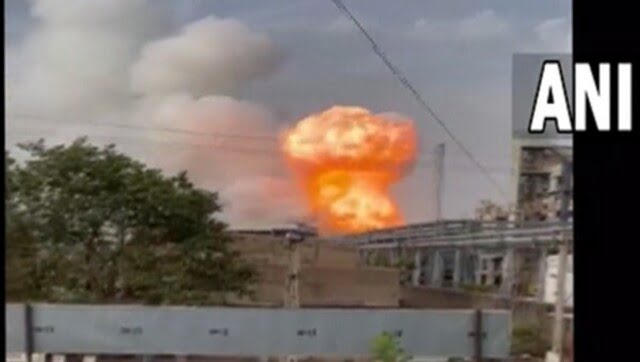 Gujarat: Massive fire breaks out in chemical plant in Vadodara, seven workers hospitalised Gujarat: Massive fire breaks out in chemical plant in Vadodara, seven workers hospitalised