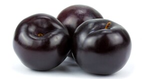 Here are some amazing health benefits of jamuns or black plums