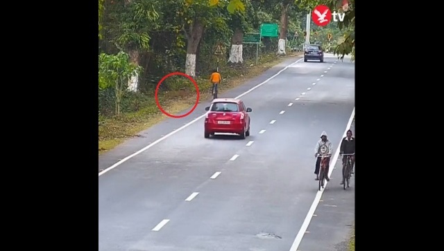 Watch: Cyclist escapes close call with leopard on highway in Assam’s Kaziranga National Park Watch: Cyclist escapes close call with leopard on highway in Assam’s Kaziranga National Park