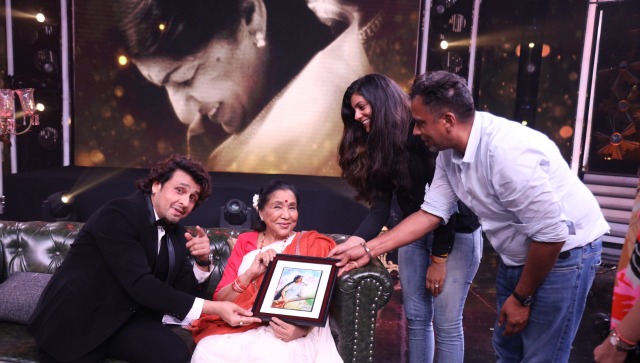 Naam Reh Jayegaa: Asha Bhosle pays melodious tribute to elder sister Lata Mangeshkar on Gajendra Singh’s musical show Naam Reh Jayegaa: Asha Bhosle pays melodious tribute to elder sister Lata Mangeshkar on Gajendra Singh’s musical show