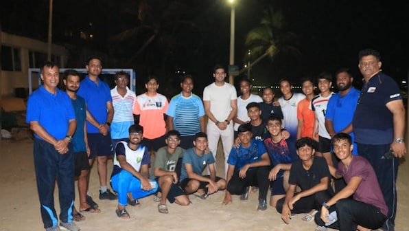 Abhimanyu Dassani meets the Indian handball team as they qualify for the World championship for the first time