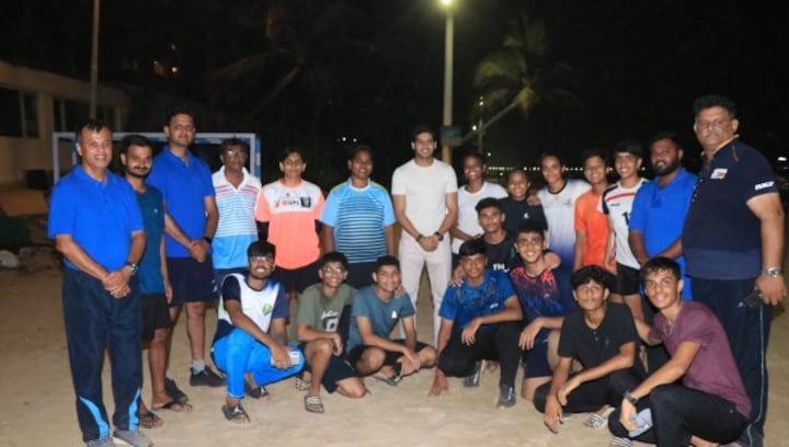 Abhimanyu Dassani meets the Indian handball team as they qualify for the World championship for the first time