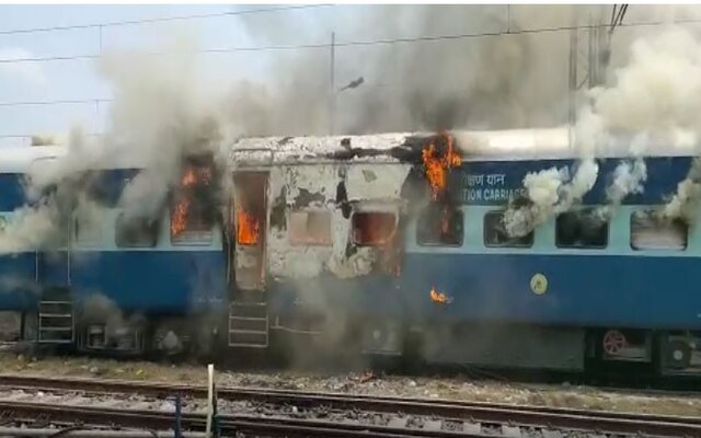 Army aspirants protest against Agnipath scheme in multiple states; Police vehicles set ablaze in Haryana's Palwal Army aspirants protest against Agnipath scheme in multiple states; Police vehicles set ablaze in Haryana's Palwal