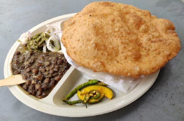Lizard found in food at popular eatery in Chandigarh, watch video here Lizard found in food at popular eatery in Chandigarh, watch video here