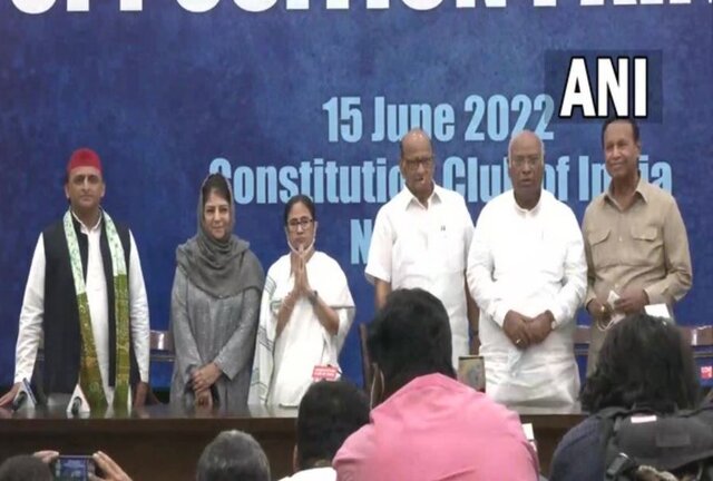 Presidential polls: Sharad Pawar opts out of race, Mamata proposes names of Farooq Abdullah & Gopalkrishna Gandhi Presidential polls: Sharad Pawar opts out of race, Mamata proposes names of Farooq Abdullah & Gopalkrishna Gandhi