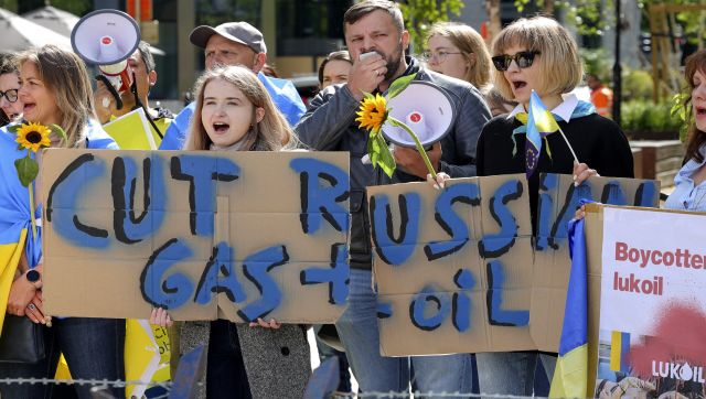 Russia braces for economic upheaval as Western sanctions start to bite Russia braces for economic upheaval as Western sanctions start to bite