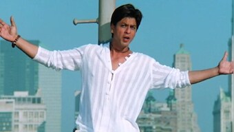 Watch: US blogger tries to imitate Shah Rukh Khan’s signature step, internet showers love