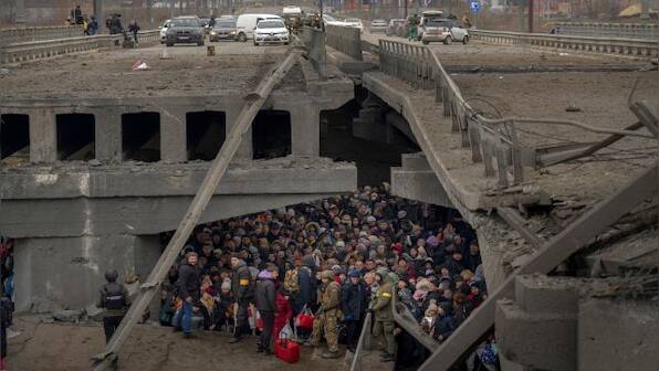 Civilians flee intense fighting in contested eastern Ukraine