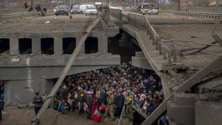 Civilians flee intense fighting in contested eastern Ukraine
