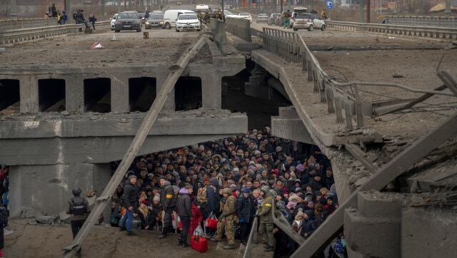 Civiles huyen de intensos combates en disputado este de Ucrania