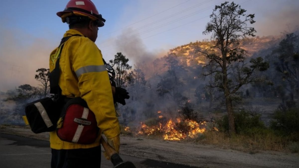 Western wildfires force thousands of evacuations in Arizona, California