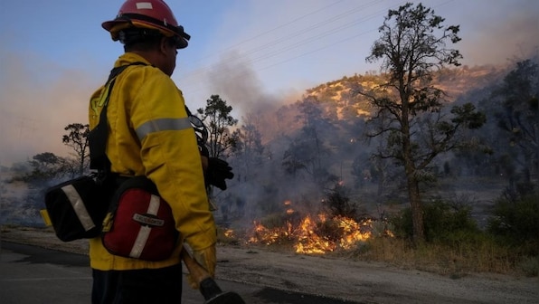 Western wildfires force thousands of evacuations in Arizona, California