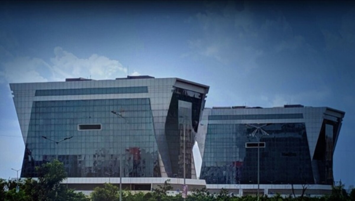INDIA HERE AND NOW: JIO WORLD PLAZA: Mukesh Ambani to unveil world's  largest luxury shopping mall in Bandra-Kurla Complex, Mumbai