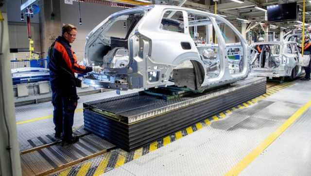 Carmakers struggle to meet whopping 6.5 lakh units backlog as chip shortage hits production Carmakers struggle to meet whopping 6.5 lakh units backlog as chip shortage hits production