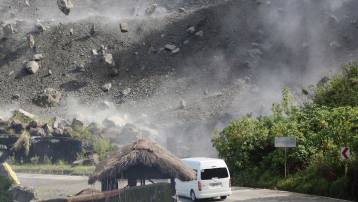 Hundreds of aftershocks shake earthquake-hit northern Philippines
