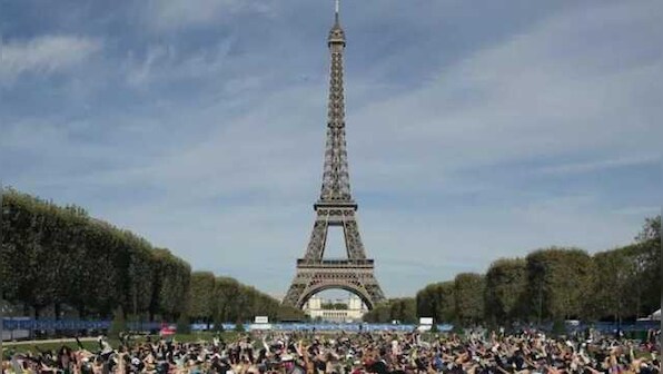 Americans in Paris after COVID hiatus enjoy euro slide against dollar