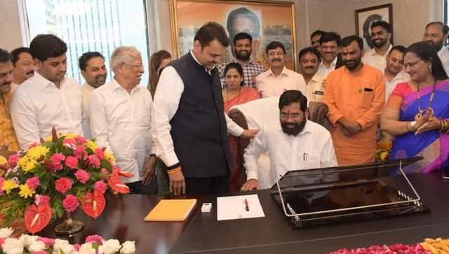 Maharashtra CM Eknath Shinde takes charge of post at Mantralaya; Bal Thackeray, Anand Dighe’s photos in his office Maharashtra CM Eknath Shinde takes charge of post at Mantralaya; Bal Thackeray, Anand Dighe’s photos in his office