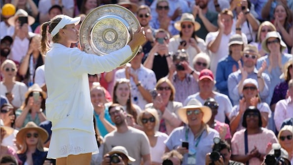 Elena Rybakina’s uncomplicated game wins a Wimbledon full of complexities