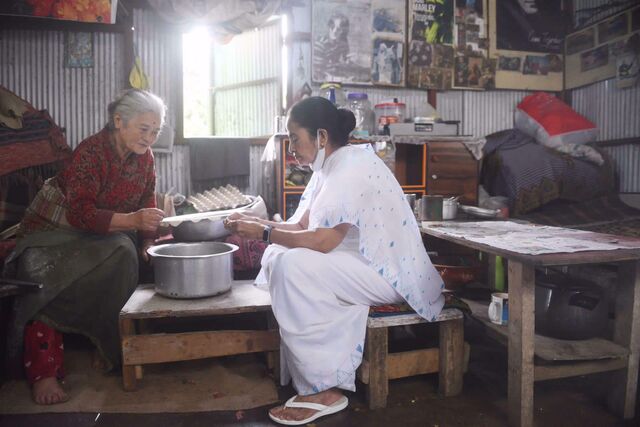 Watch: After pani puri, Mamata Banerjee tries her hand at making momos in Darjeeling Watch: After pani puri, Mamata Banerjee tries her hand at making momos in Darjeeling