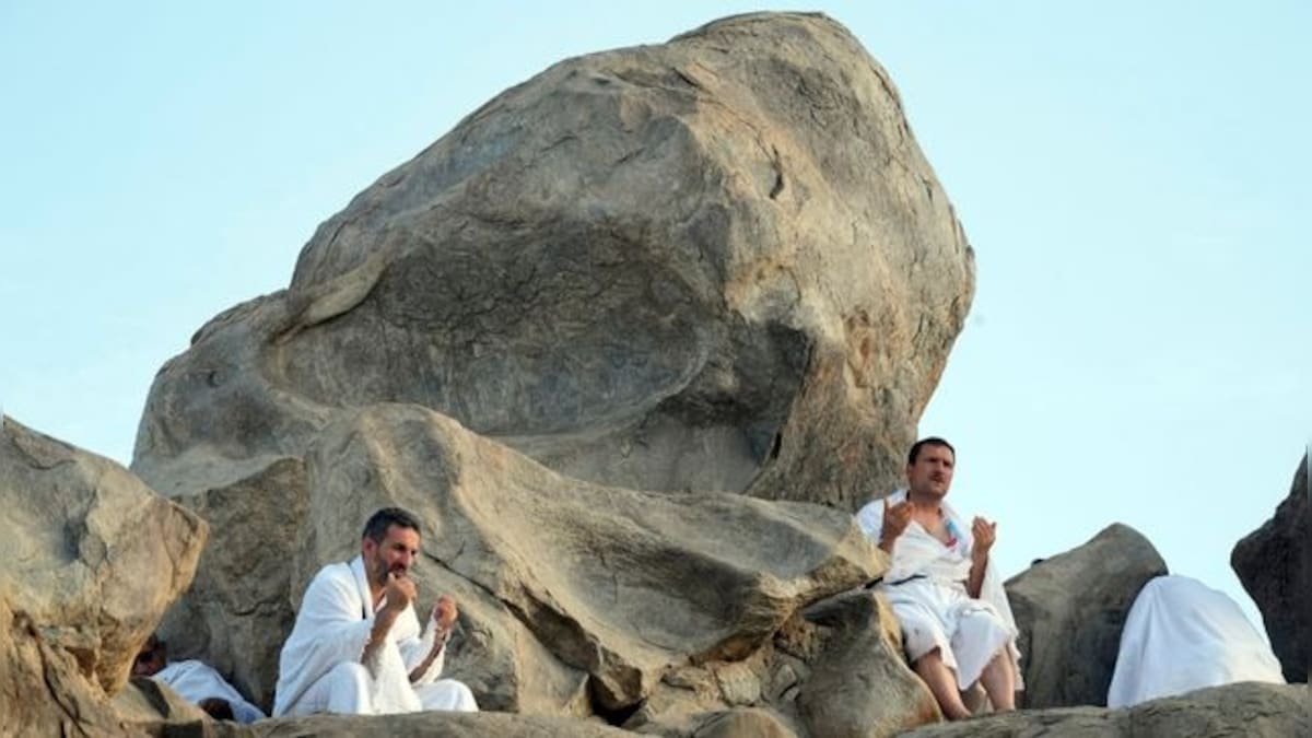 Muslim pilgrims offer prayers of repentance at Mount Arafat as hajj reaches climax