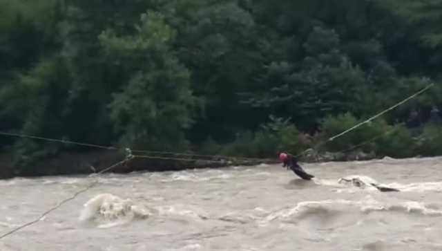 WATCH: Amid Kullu flash flood, ITBP undertakes rescue operation at strong midstream of Beas River to save 3 passengers WATCH: Amid Kullu flash flood, ITBP undertakes rescue operation at strong midstream of Beas River to save 3 passengers