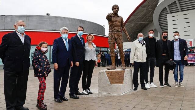 Atlético de Madrid have a statue of their all-time top goalscorer and four-time coach Luis Aragonés outside the Estadio Wanda Metropolitano, one which was funded by supporters. Image: LaLiga