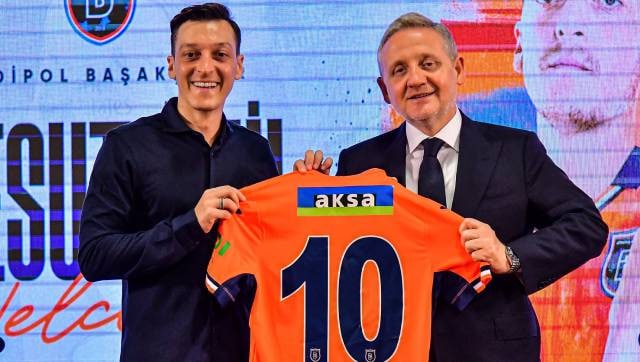 Mesut Özil, 2020 Türkiye şampiyonu Başakşehir'e katıldı.