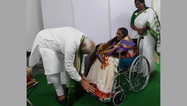 PM Narendra Modi meets family of freedom fighter Pasala Krishna Murthy, touches feet of his 90-year-old daughter PM Narendra Modi meets family of freedom fighter Pasala Krishna Murthy, touches feet of his 90-year-old daughter