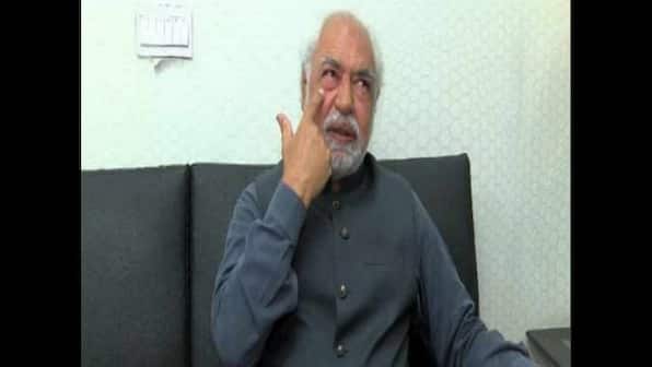 Pakistan: Senior journalist Ayaz Amir assaulted by unidentified men day after he called the army 'property dealers'