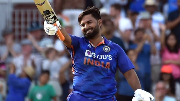Rishabh Pant offers former India head coach Ravi Shastri champagne; watch his priceless reaction here