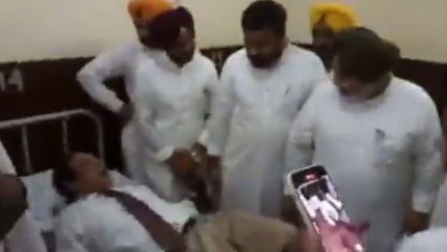 Punjab: Health Minister forces surgeon to lie down on dirty mattress Punjab: Health Minister forces surgeon to lie down on dirty mattress