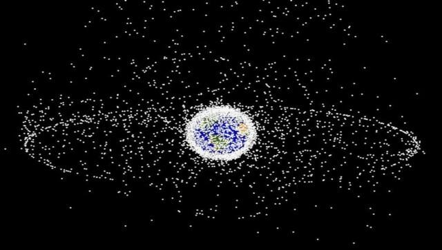 A computer-generated image of objects in Earth orbit that are currently being tracked by the US Air Force. Roughly 95% of the these objects are debris/not-functional satellites. Image credit: NASA 