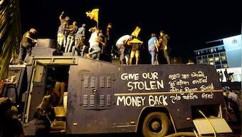 Sri Lankan Army Chief says opportunity has arisen to resolve current political crisis in a peaceful manner