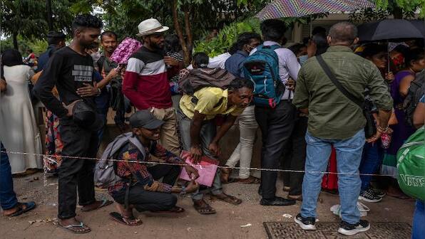 Sri Lanka: Youth fleeing country as economy slumps