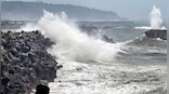 What happened to buildings along Mumbai's Marine Drive after tetrapods that protect from tides were removed?