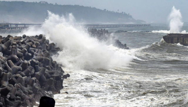 What happened to buildings along Mumbai's Marine Drive after tetrapods that protect from tides were removed? What happened to buildings along Mumbai's Marine Drive after tetrapods that protect from tides were removed?