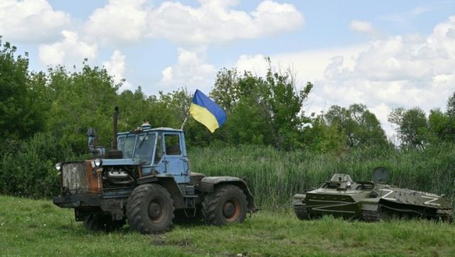 Tanks-in-tug: Pics of Ukrainian farmers towing busted Russian tanks are defining symbols of resistance Tanks-in-tug: Pics of Ukrainian farmers towing busted Russian tanks are defining symbols of resistance