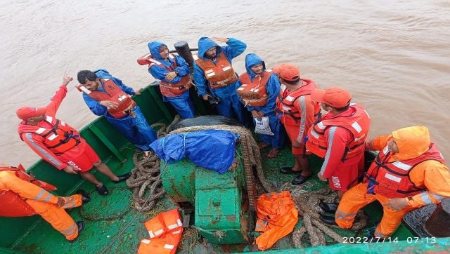 10 workers of construction firm trapped in Maharashtra's Vaitarna river rescued: NDRF 10 workers of construction firm trapped in Maharashtra's Vaitarna river rescued: NDRF
