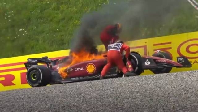 Ver: El Ferrari de Carlos Sainz se incendió durante el Gran Premio de Austria cuando el piloto español saltó del auto