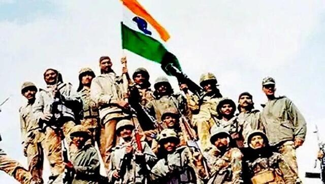 Indian Army felicitates retired Havildar to celebrate his 100th birthday, garners praise Indian Army felicitates retired Havildar to celebrate his 100th birthday, garners praise