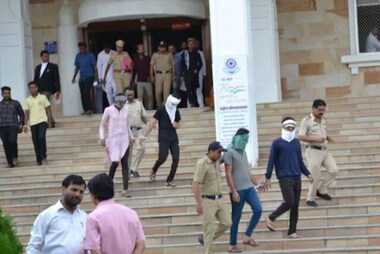 BJP MP Anil Bonde and Amravati MP Navneet Rana allege police suppression in the murder of chemist