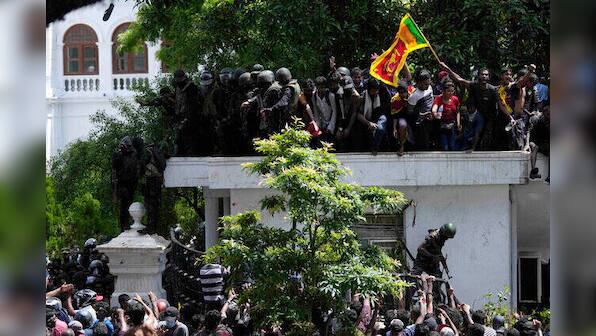 Sri Lanka troops barricade Parliament against protesters