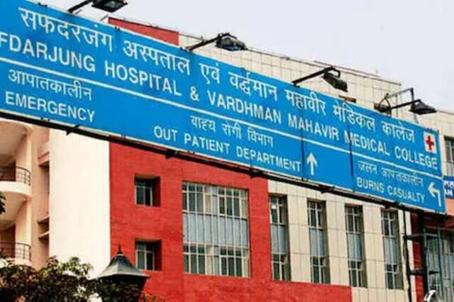 Woman delivers baby outside Delhi's Safdarjung Hospital, health ministry seeks report Woman delivers baby outside Delhi's Safdarjung Hospital, health ministry seeks report