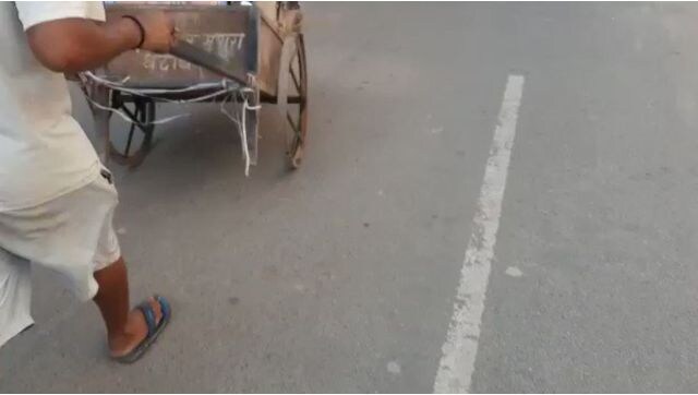 Nagar Nigam worker found carrying pictures of PM Modi and others in garbage cart; job terminated immediately Nagar Nigam worker found carrying pictures of PM Modi and others in garbage cart; job terminated immediately