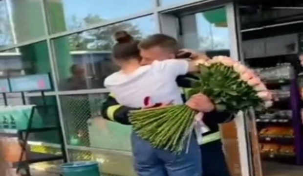 Watch: Ukrainian emergency rescuer proposes to girlfriend amid emergency sirens Watch: Ukrainian emergency rescuer proposes to girlfriend amid emergency sirens