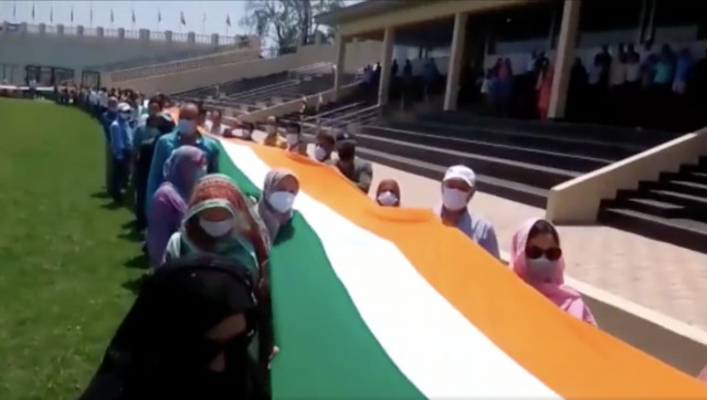 Over 1850-metre long tricolour displayed in Srinagar; Manoj Sinha calls it "illustrious chapter in J&K history" Over 1850-metre long tricolour displayed in Srinagar; Manoj Sinha calls it "illustrious chapter in J&K history"