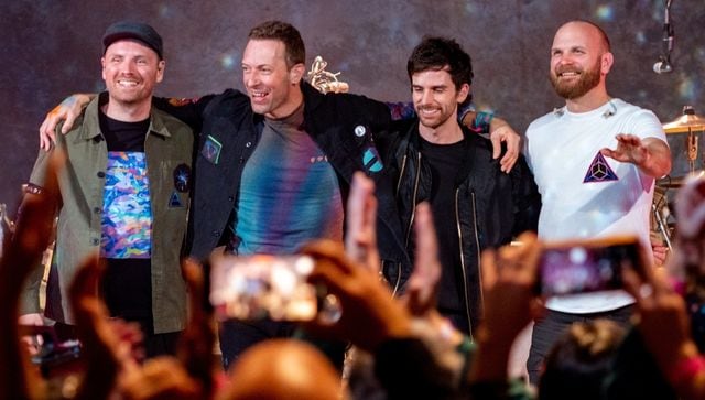 Coldplay співає антивоєнний гімн разом із українською рок-зіркою Святославом Вакарчуком на концерті в Брюсселі