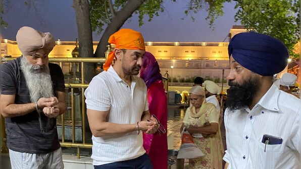 Aamir Khan visits the Golden temple in Amritsar to seek blessings for Laal Singh Chaddha