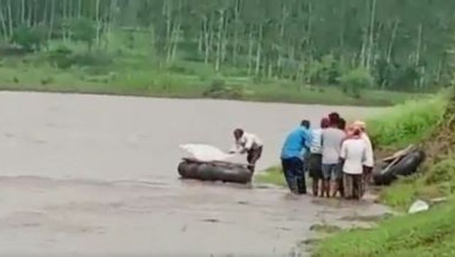 Madhya Pradesh: Villagers tie body to floating tube to cross flooded river for last rites Madhya Pradesh: Villagers tie body to floating tube to cross flooded river for last rites