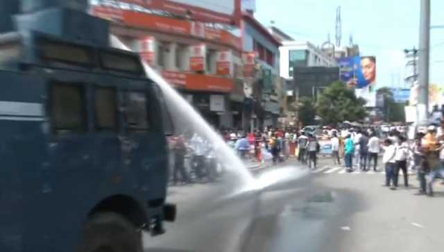 Bihar teaching job aspirants protest: Police lathi-charge, use water canon on demonstrators - WATCH Bihar teaching job aspirants protest: Police lathi-charge, use water canon on demonstrators - WATCH